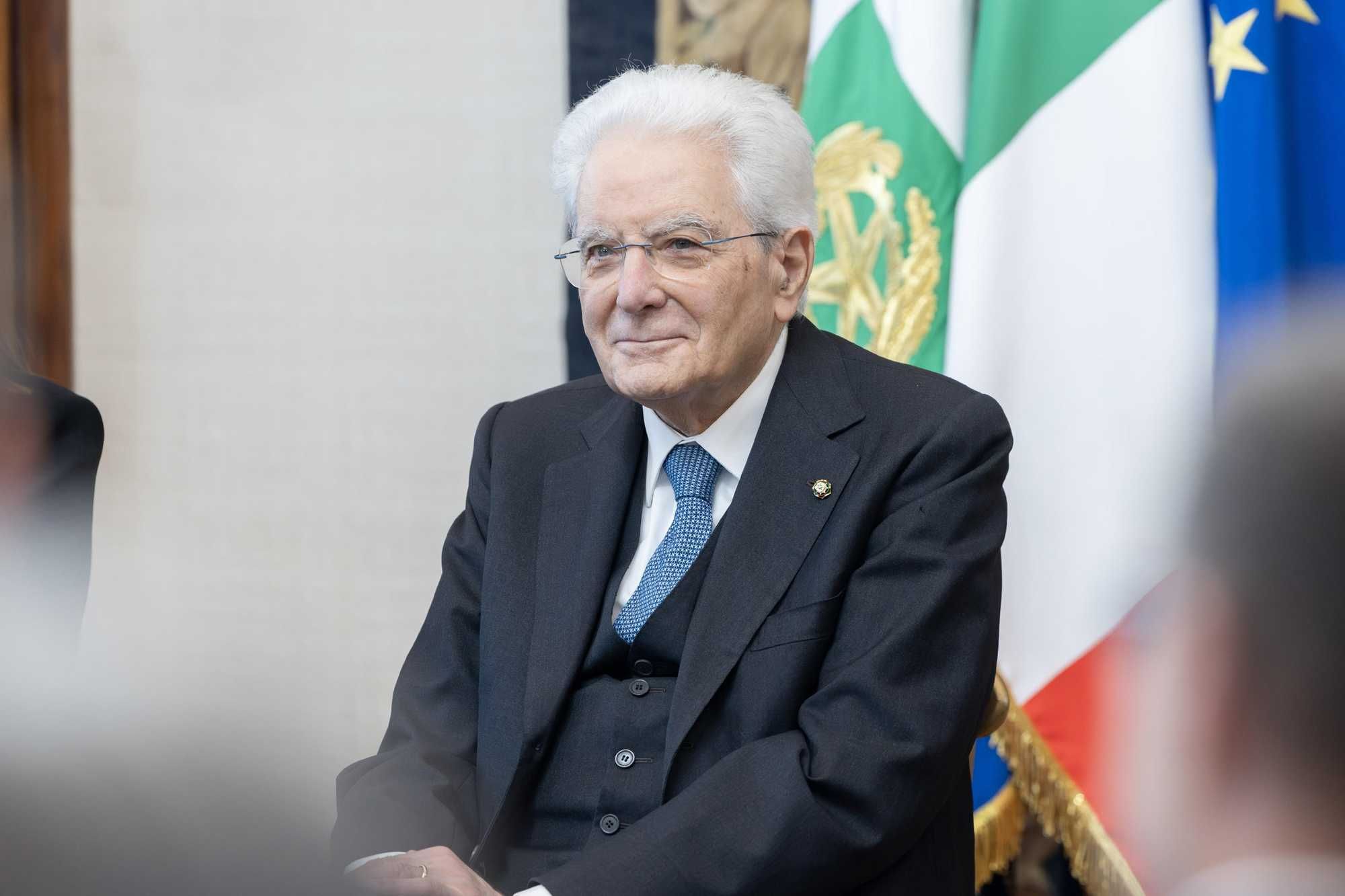 Mattarella firma i «rimpatri a pagamento»