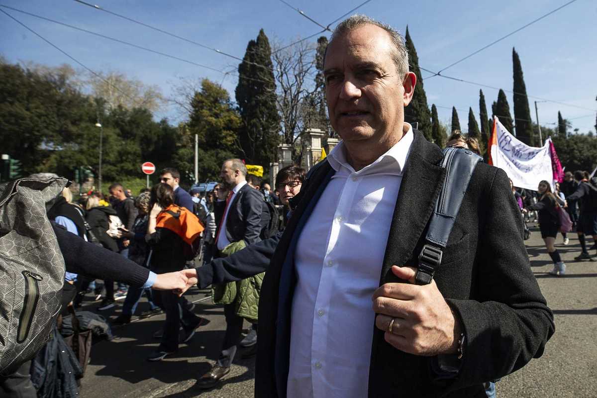L’ex toga de Magistris solidarizza con i Carc accusati di terrorismo