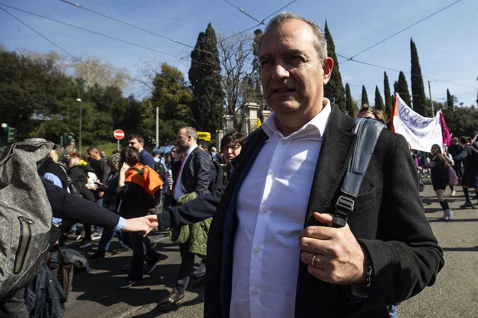 L’ex toga de Magistris solidarizza con i Carc accusati di terrorismo