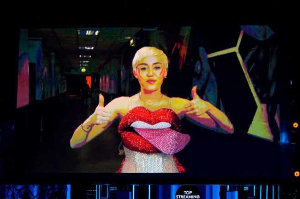 Miley Cyrus Will Perform Live On Chelsea Handler Finale!