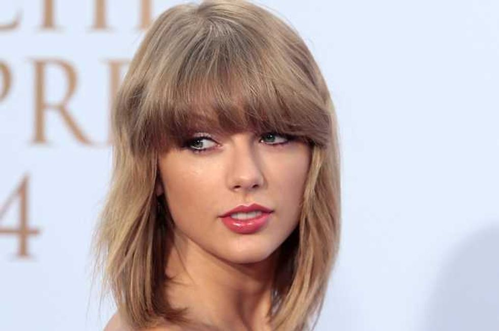 Taylor Treats Swifties To Secret ‘1989’ Listening Party At Her Home