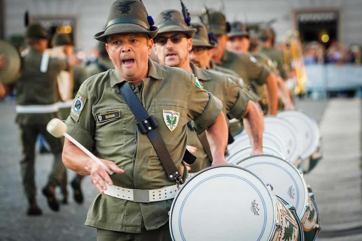 L’altolà degli Alpini: «O noi o il Pride»