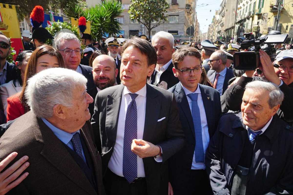 Conte mostra la pochette antifascista mentre i suoi solidarizzano con i Carc