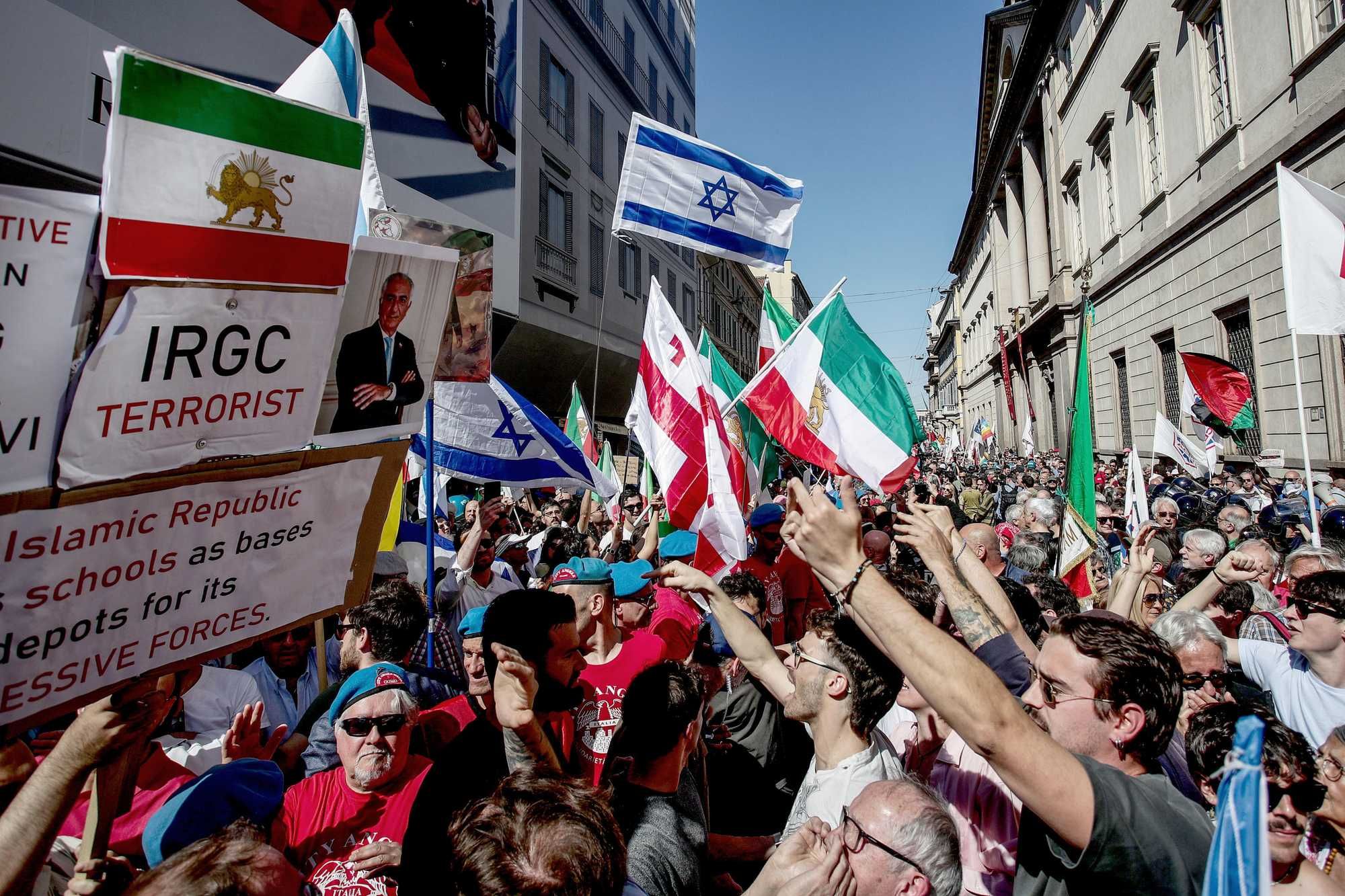 Insulti, spray urticante e spari. La festa della Liberazione è un caos