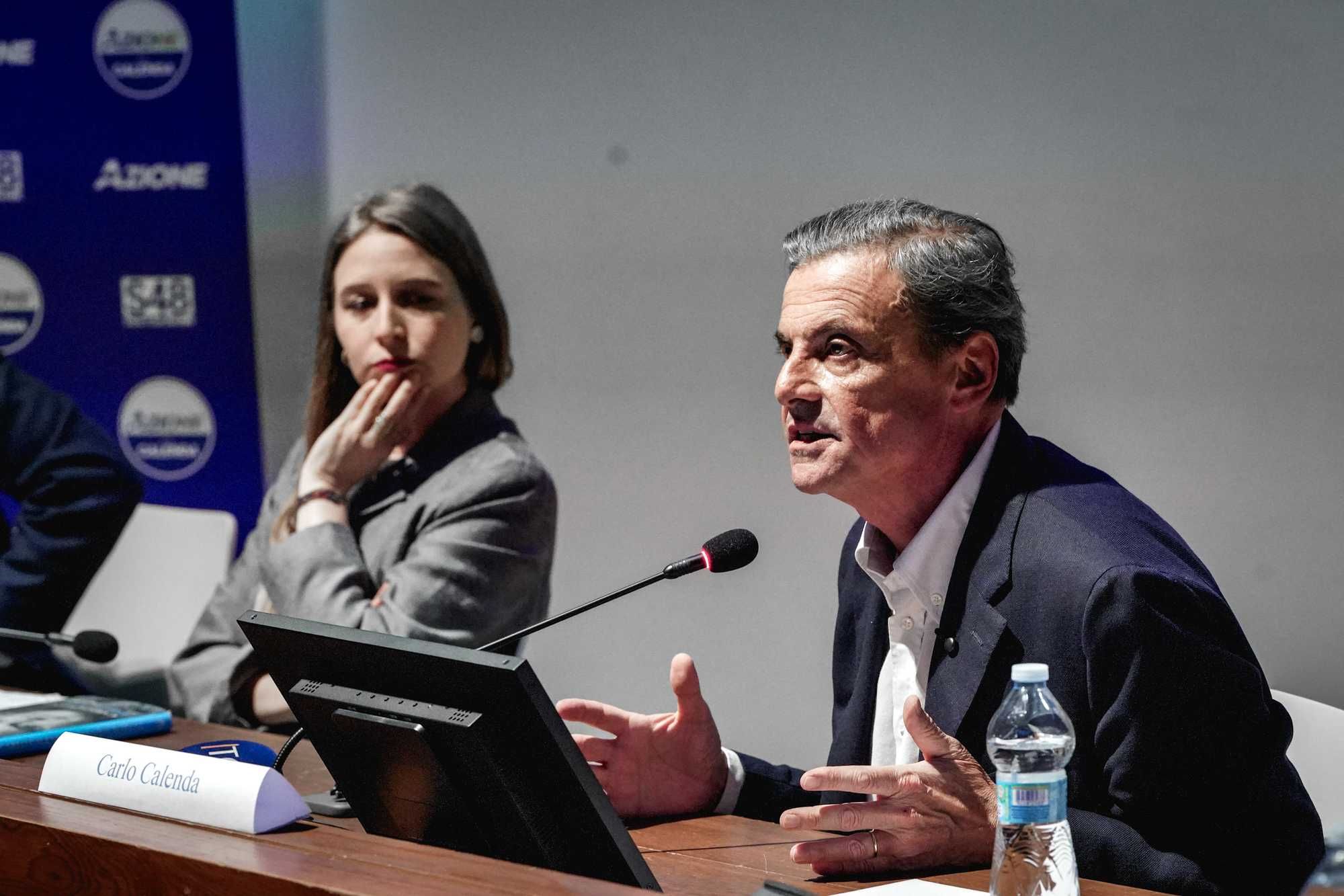 Caro Calenda, ora le è rimastosolo uno da insultare: sé stesso