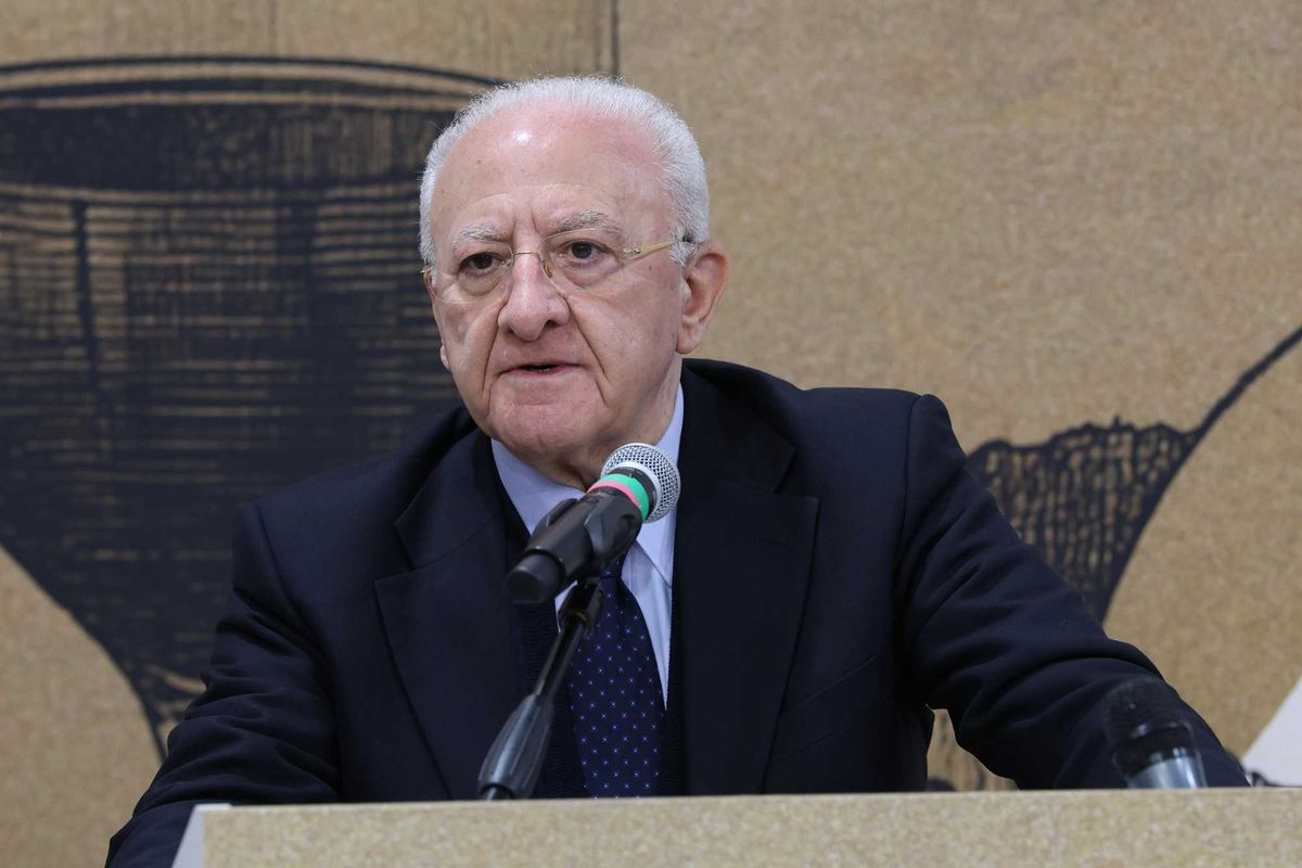 De Luca, il politico sceriffo che fa invidia ai teatranti