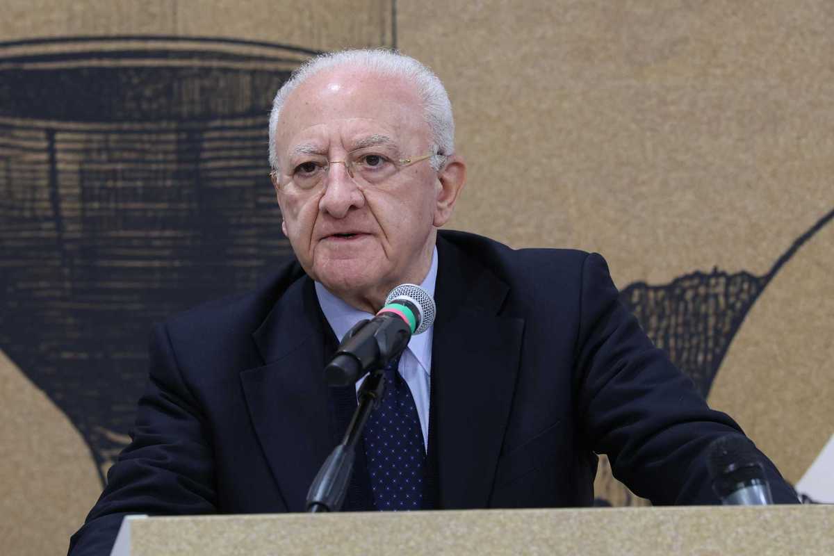 De Luca, il politico sceriffo che fa invidia ai teatranti