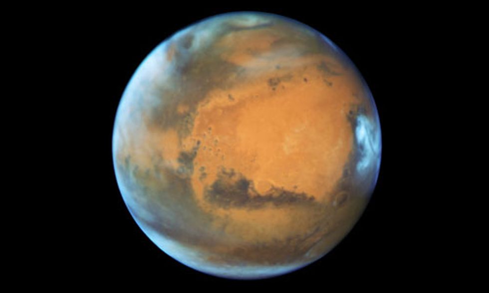 NASA Captures Mars in a Very Photogenic Mood
