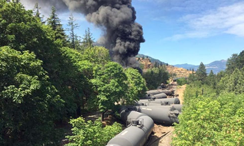 Oil Train Derails in Columbia River Gorge, Rally Calls for Ban on 'Bomb Trains'