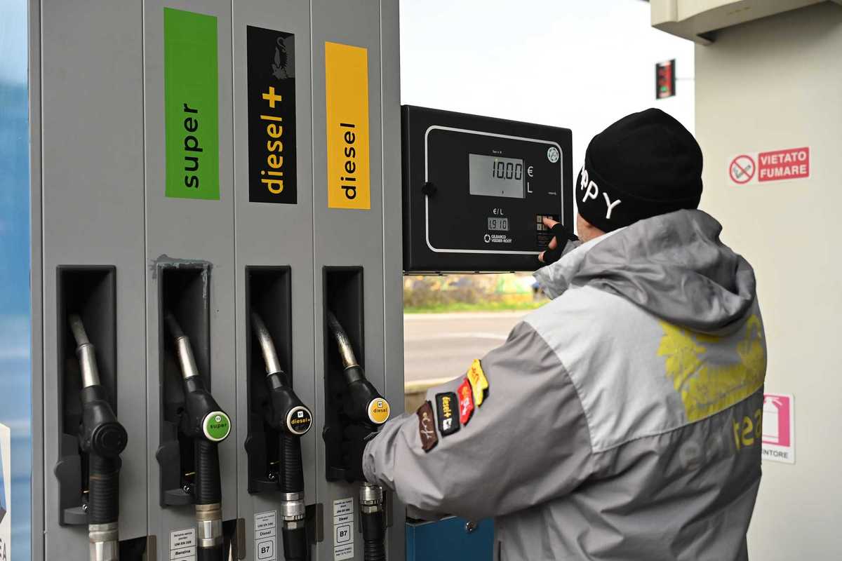 Riviste le accise sui carburanti: il prezzo della benzina sale a 1,9 euro