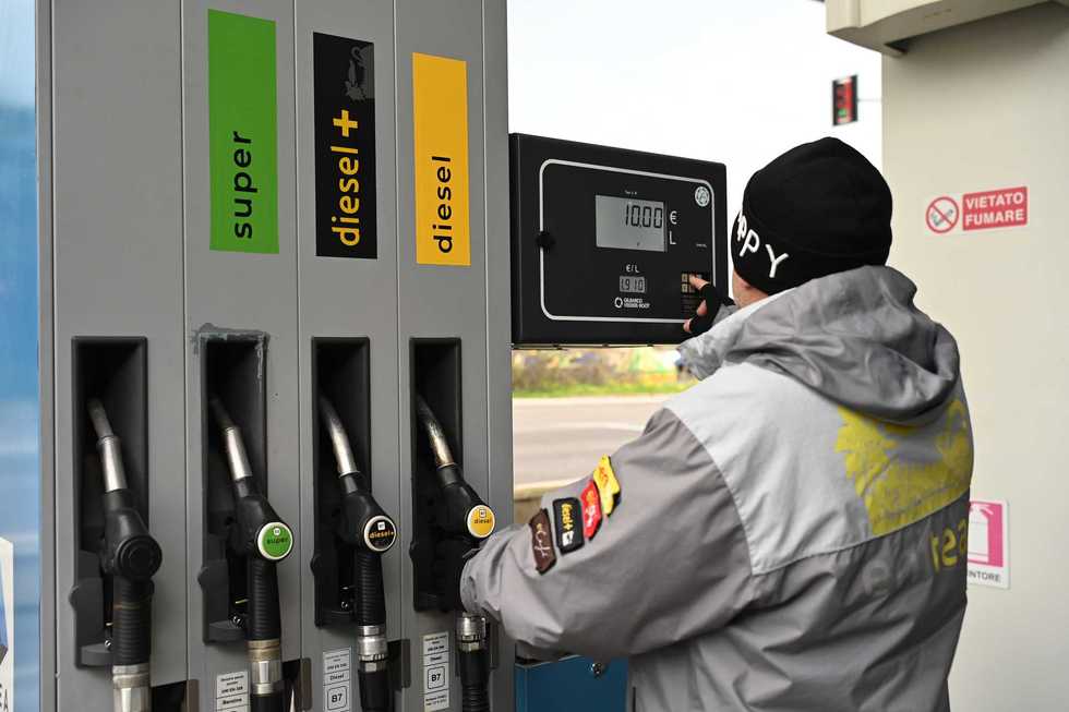 Riviste le accise sui carburanti: il prezzo della benzina sale a 1,9 euro