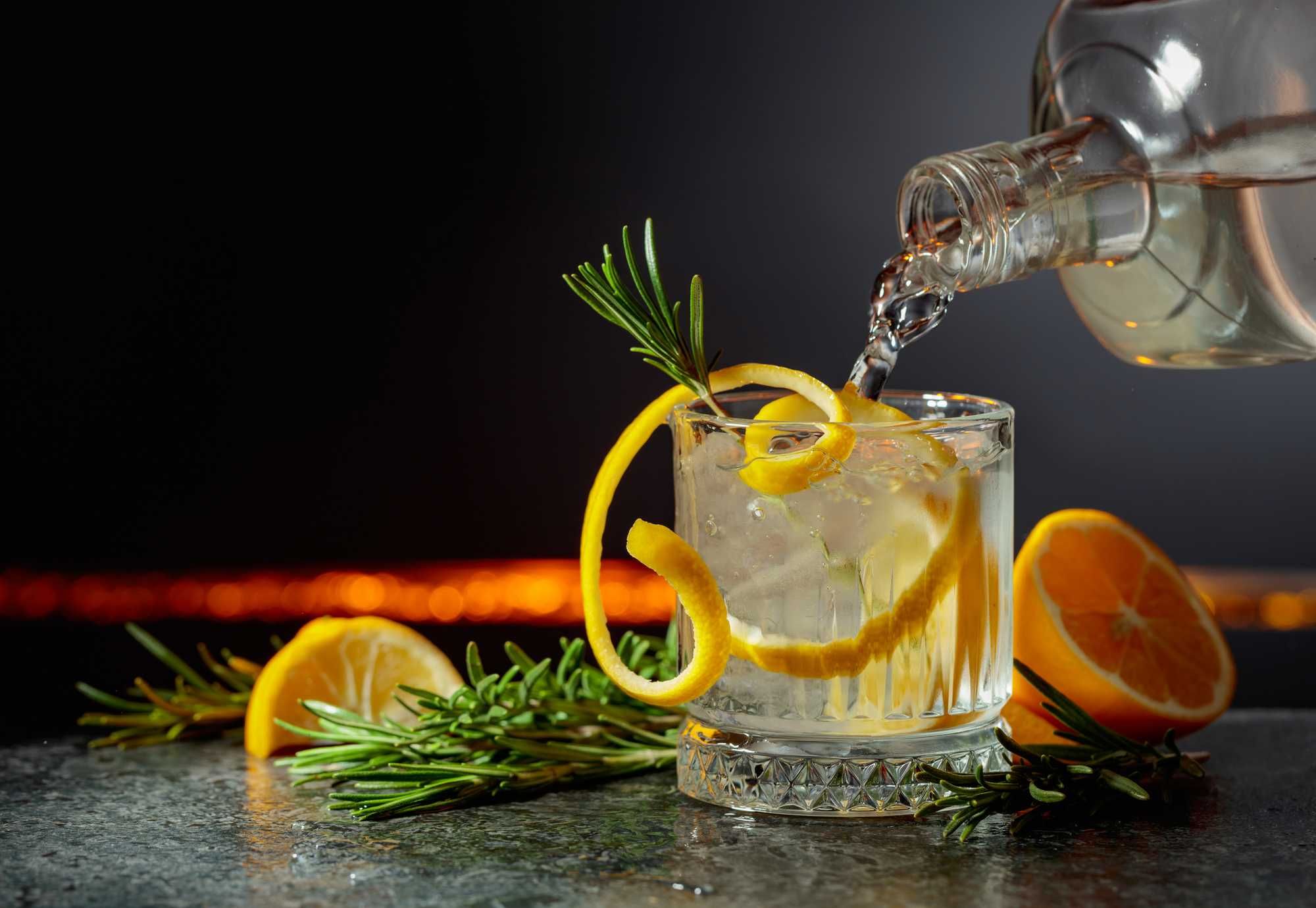 Dai monaci agli alchimisti. Il miracolo del gin con una origine italiana