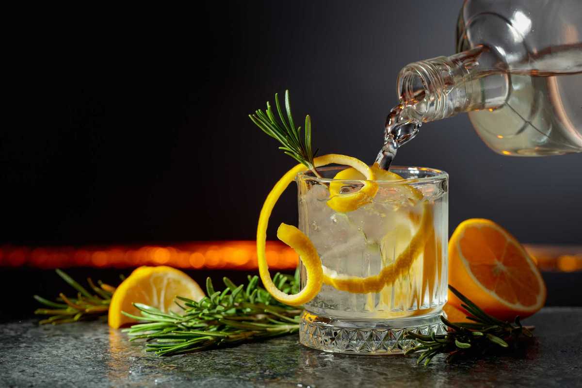 Dai monaci agli alchimisti. Il miracolo del gin con una origine italiana