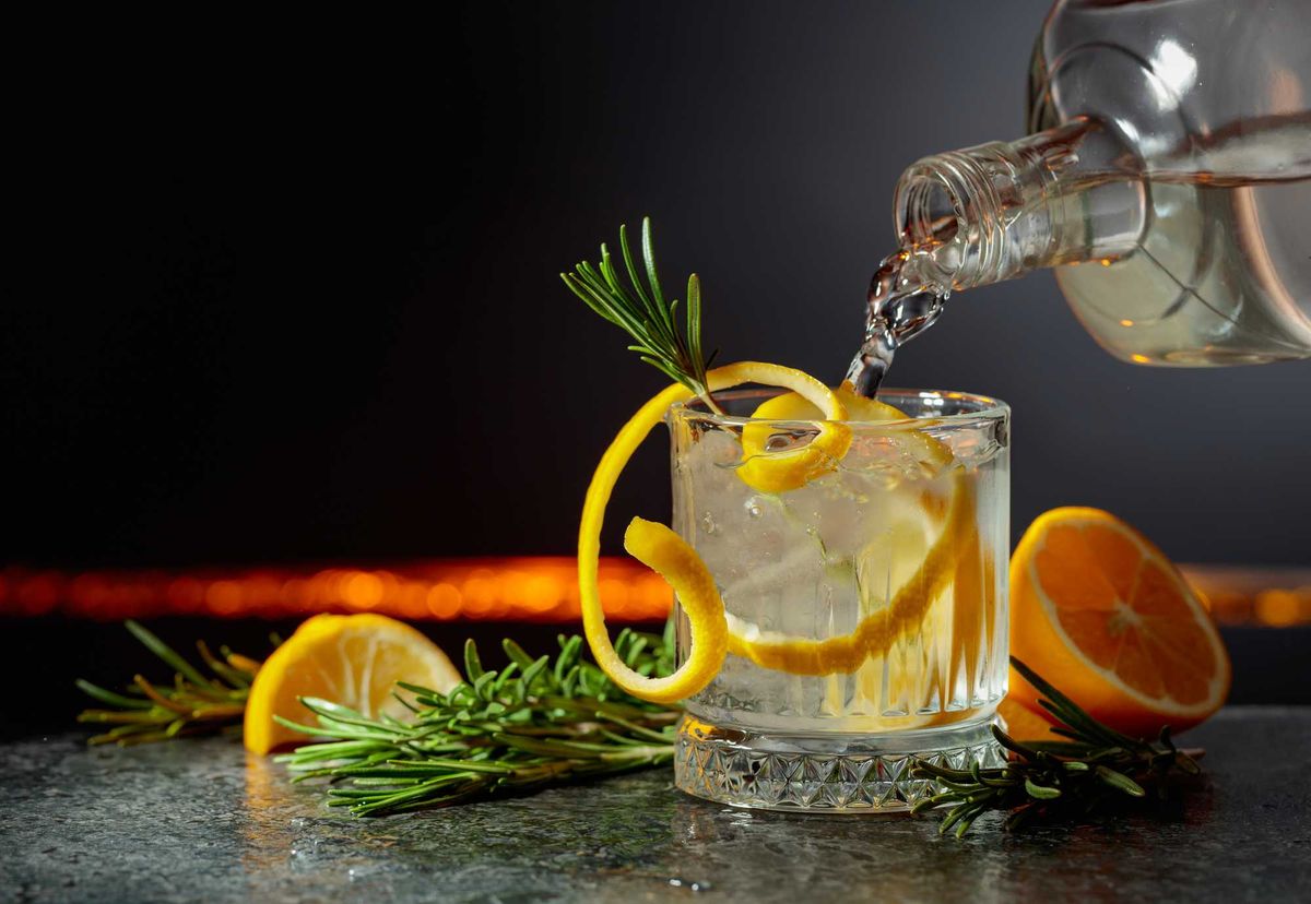 Dai monaci agli alchimisti. Il miracolo del gin con una origine italiana
