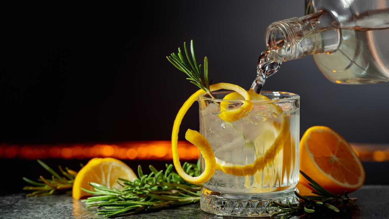 Dai monaci agli alchimisti. Il miracolo del gin con una origine italiana