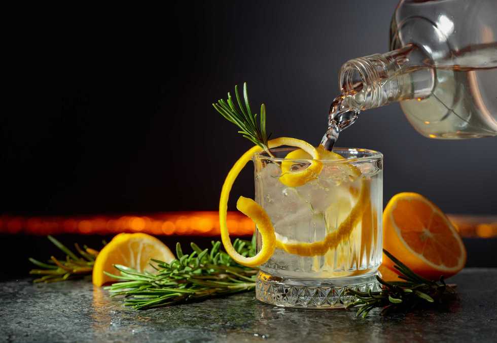 Dai monaci agli alchimisti. Il miracolo del gin con una origine italiana