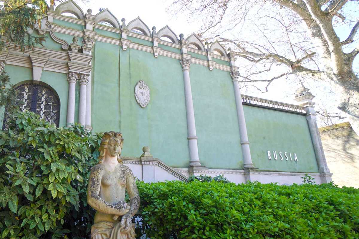 Russi da censurare, regimi benvenuti: alla Biennale va in mostra l’ipocrisia