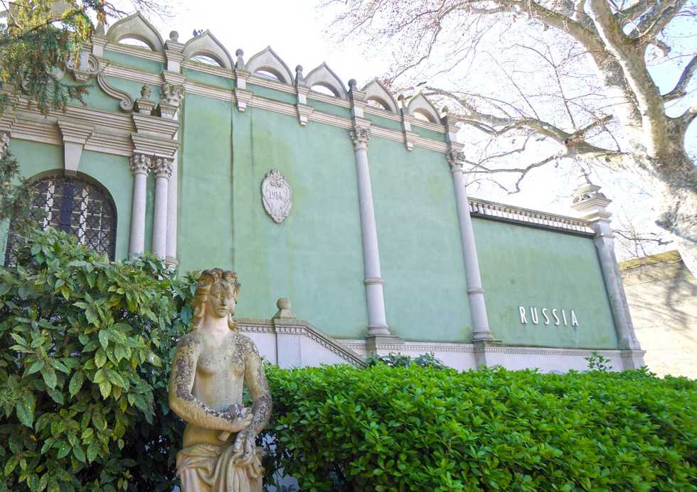 Russi da censurare, regimi benvenuti: alla Biennale va in mostra l’ipocrisia