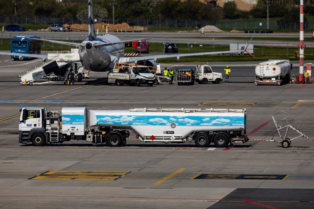 L’Unione vuole obbligare gli aerei a volare senza scorte di carburante