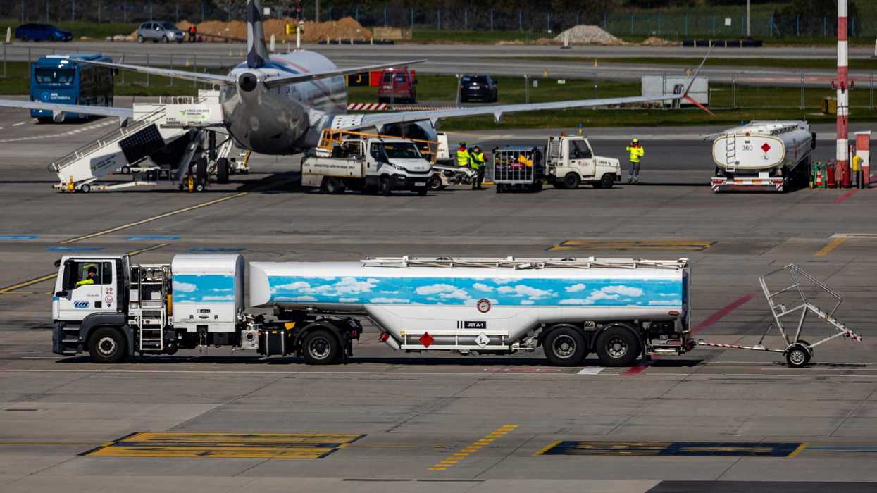 L’Unione vuole obbligare gli aerei a volare senza scorte di carburante