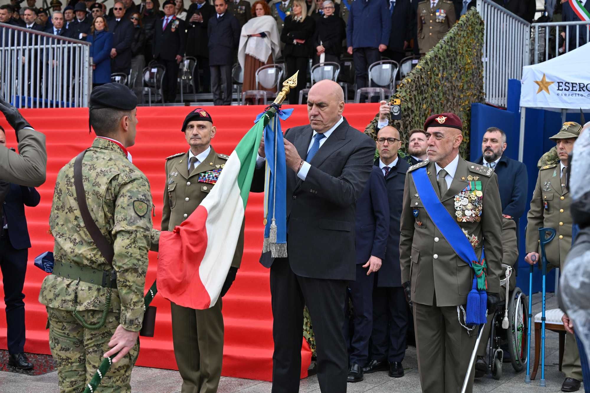Crosetto alla Festa dell’Esercito: «Mondo impazzito, pronti a tutto»