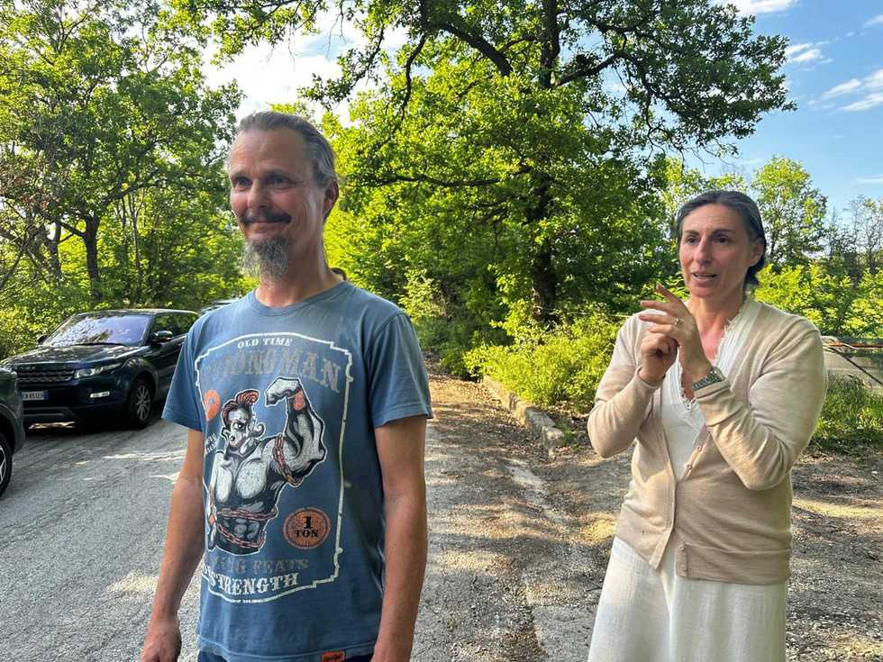 Famiglia nel bosco: una figlia in ospedale, la mamma all’oscuro