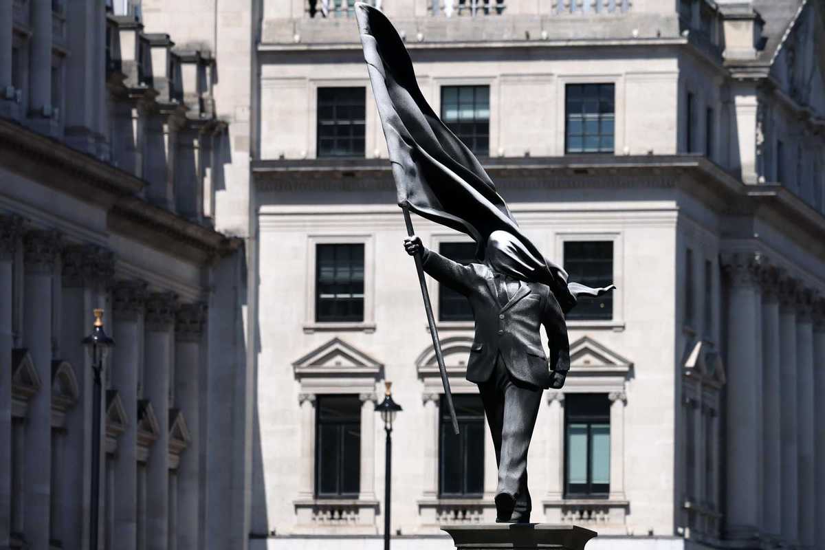 Persino i suoi fan smettono di credere alle banalità del «ribelle» Banksy