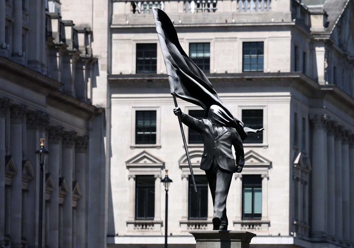 Persino i suoi fan smettono di credere alle banalità del «ribelle» Banksy