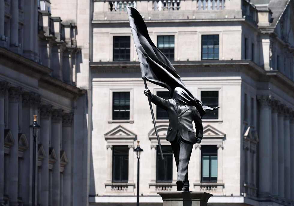 Persino i suoi fan smettono di credere alle banalità del «ribelle» Banksy