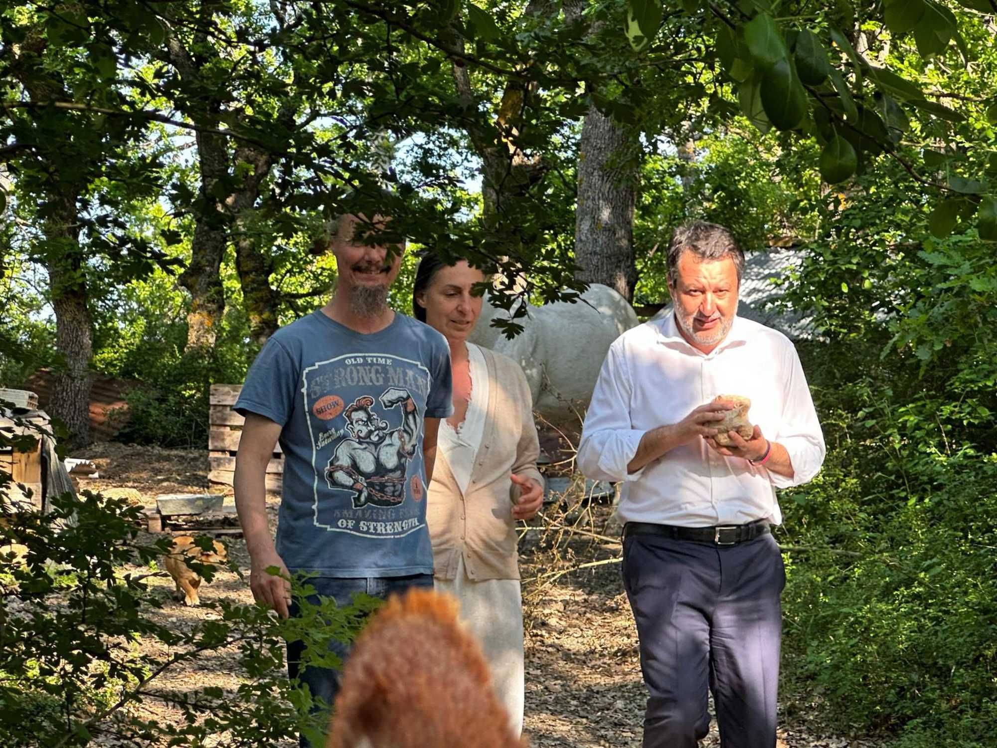 Salvini vede la famiglia nel bosco: «Violenza istituzionale da brividi»