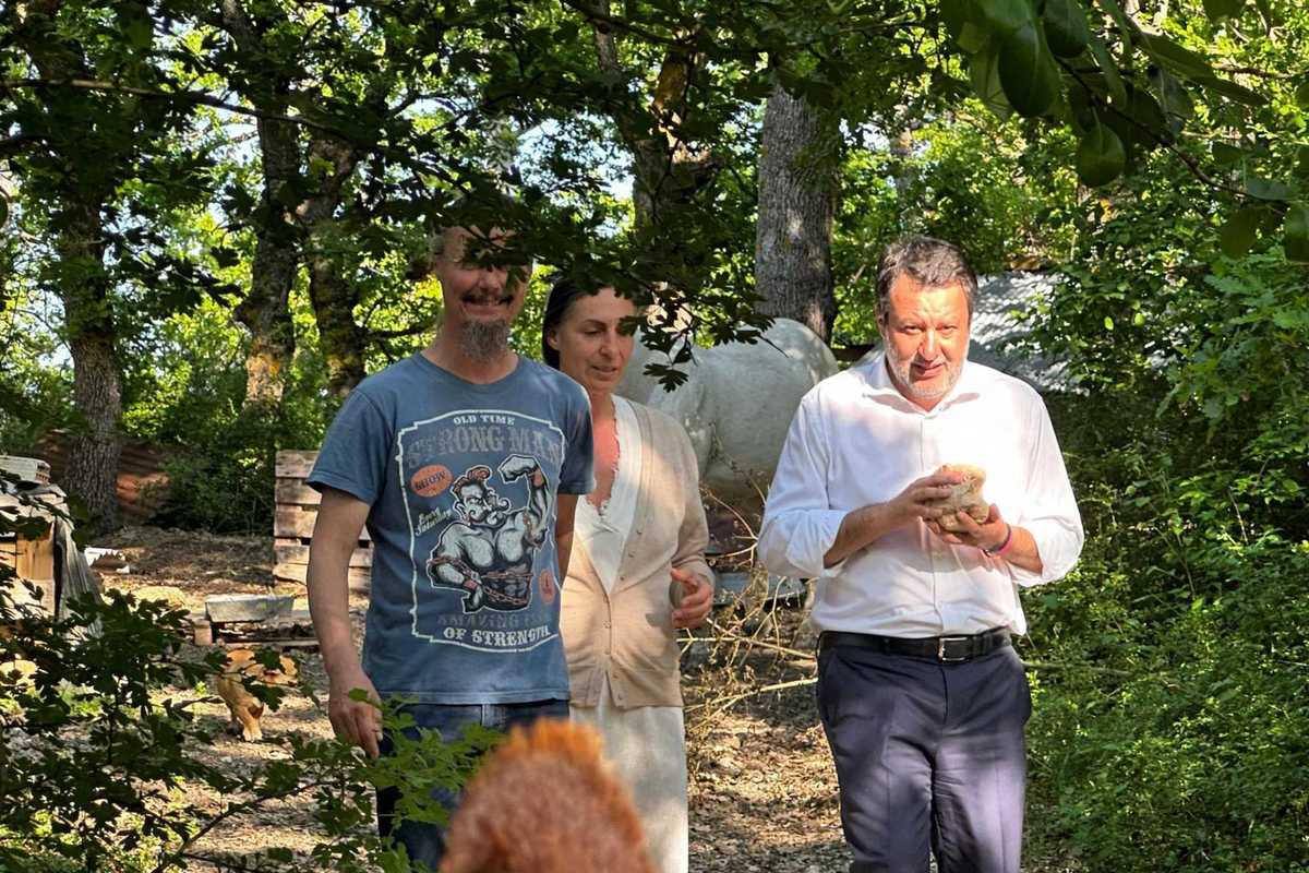 Salvini vede la famiglia nel bosco: «Violenza istituzionale da brividi»
