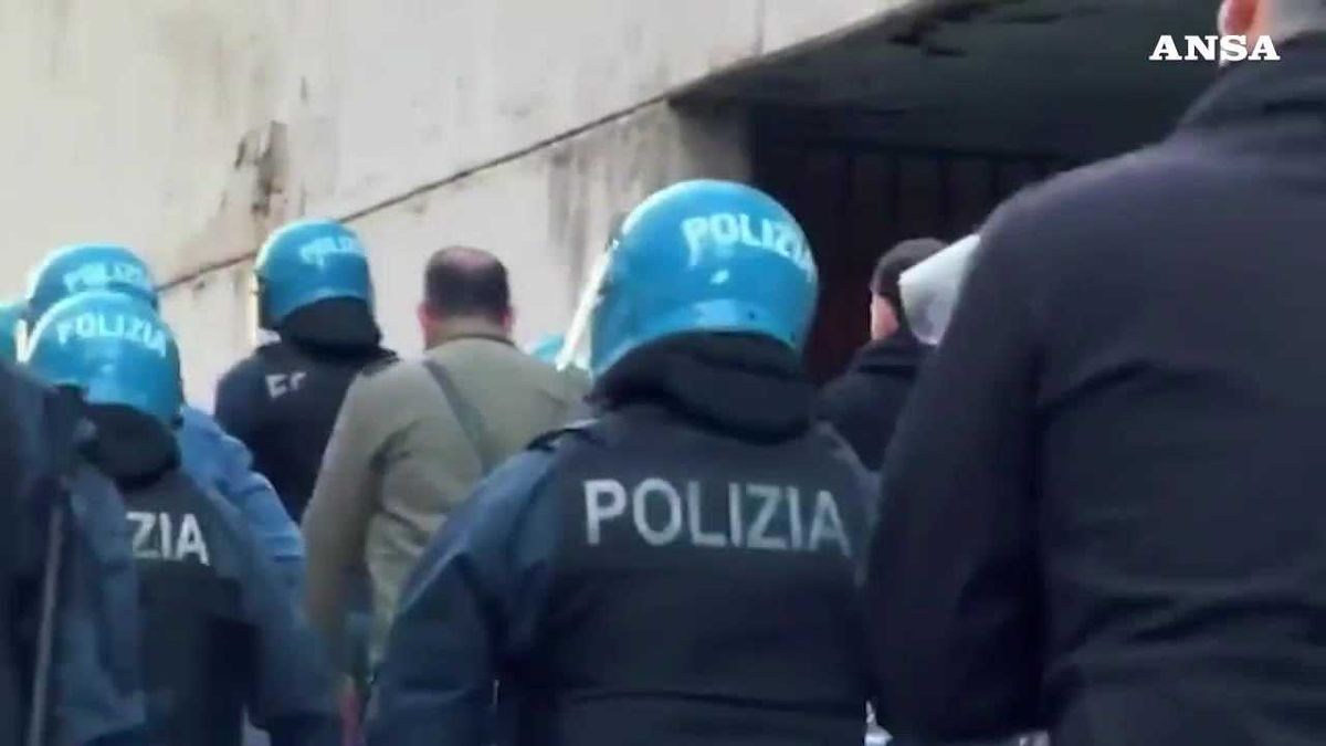 Roma, blitz della Polizia nel centro sociale L38 Squat