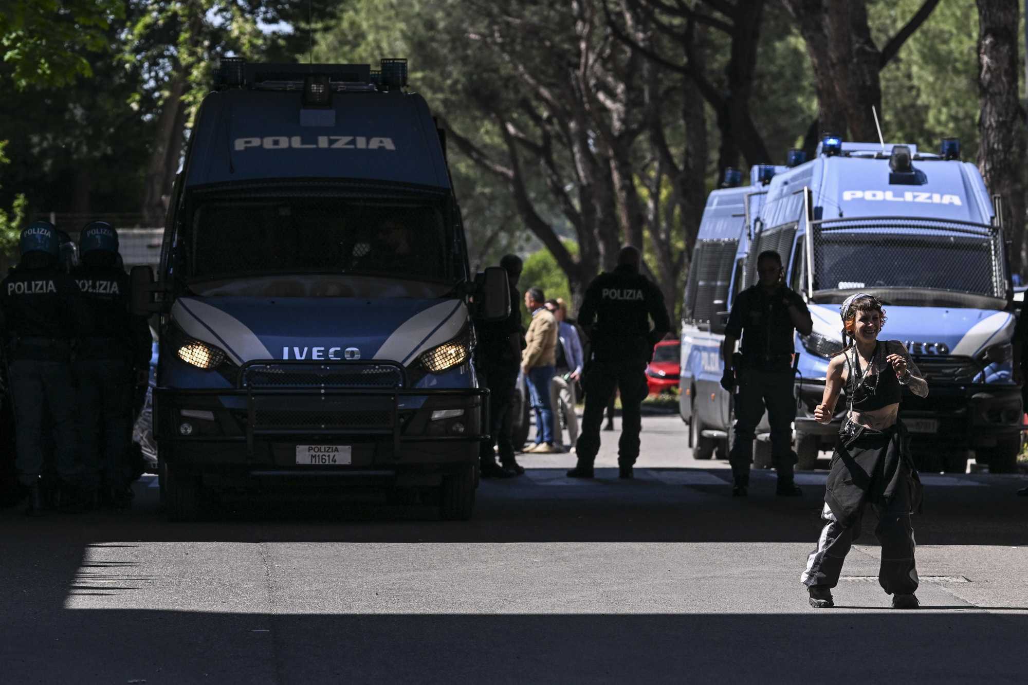 Roma, blitz della Polizia nel centro sociale L38 Squat