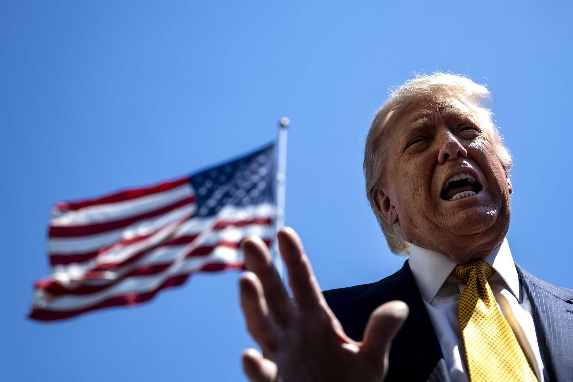 L’Iran riapre Hormuz a singhiozzo. Trump minaccia: «Faremo pulizie»