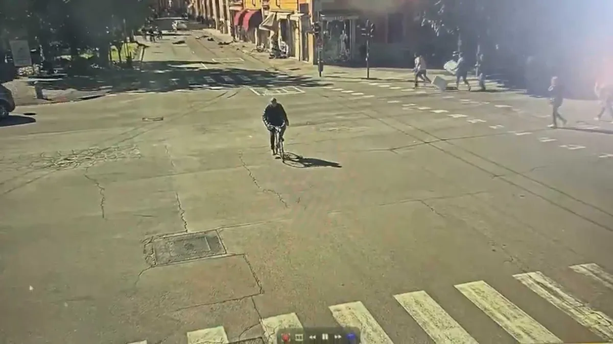 Risorsa in auto falcia la folla