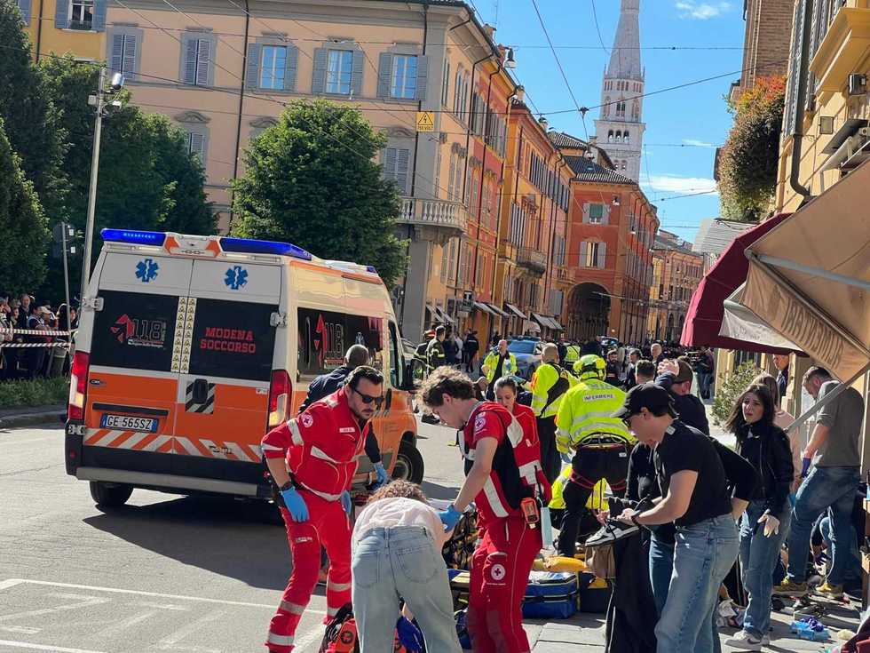 Risorsa in auto falcia la folla