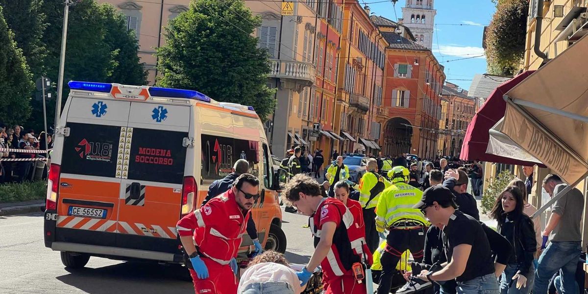 risorsa in auto falcia la folla