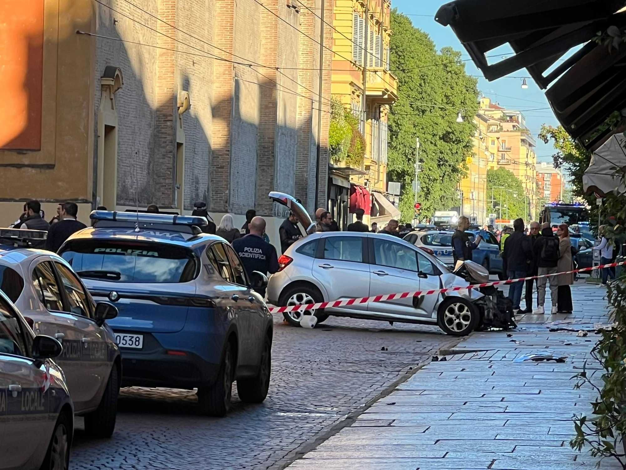 Nordafricano in auto falcia la folla. Diversi feriti, alcuni sono gravissimi