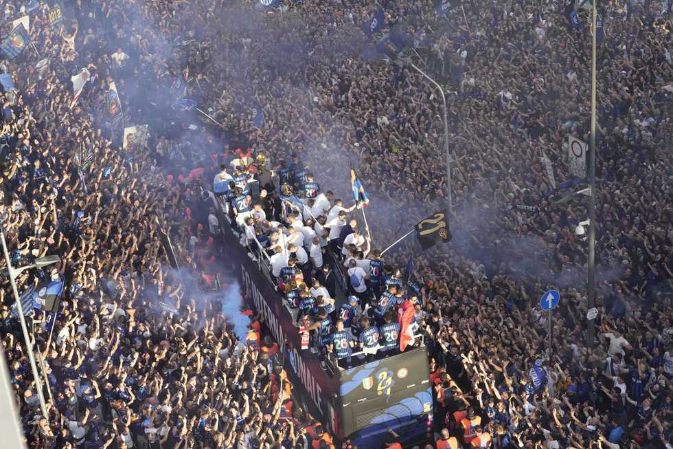 L’Inter festeggia, la Juve sprofonda