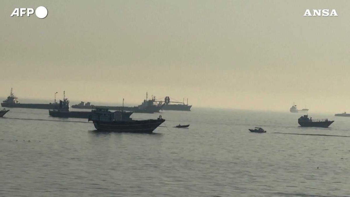 Le navi ancorate vicino ad Hormuz