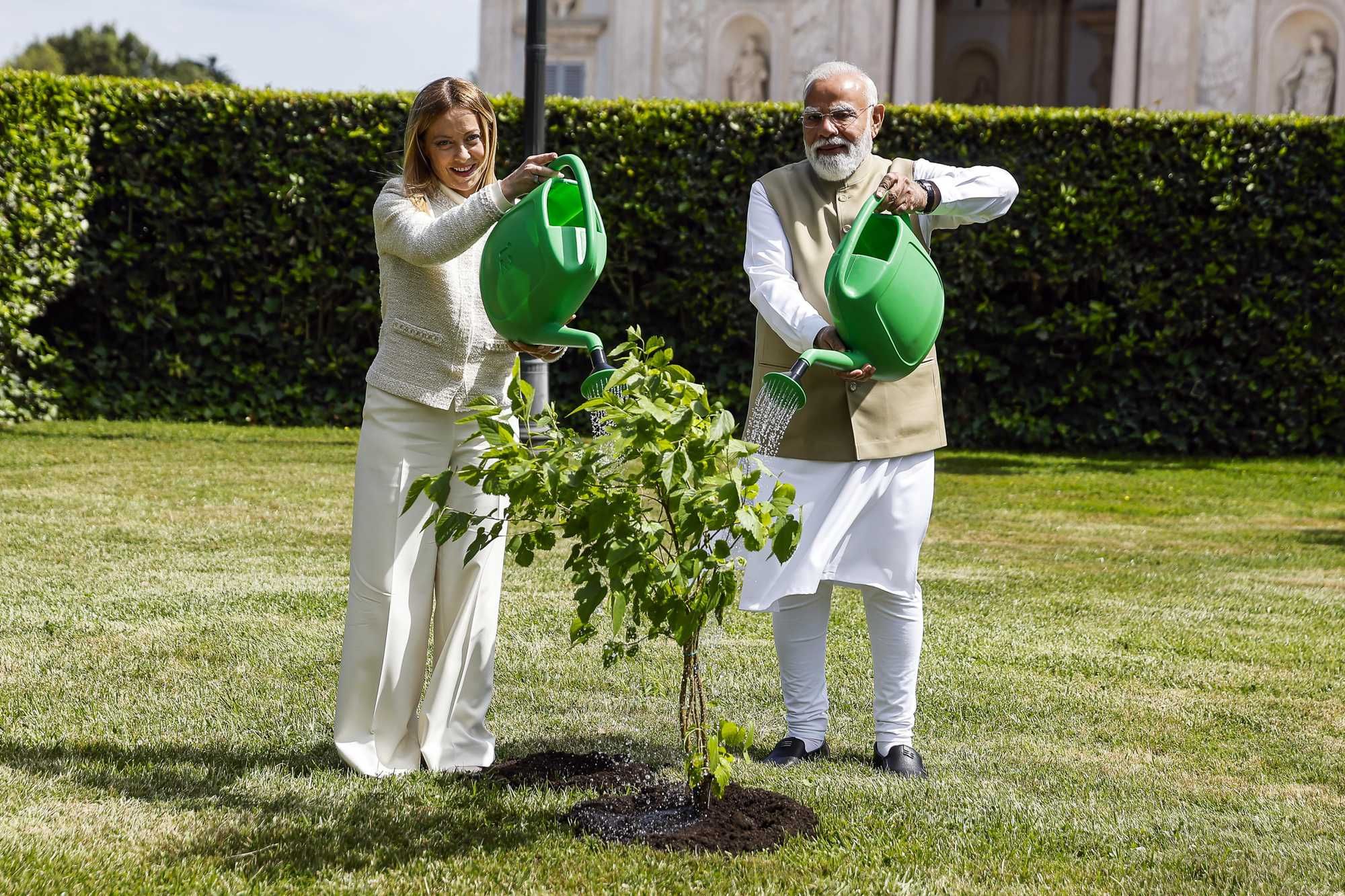 Meloni fa accordi da capogiro con Modi e l’Ue la ricatta per la firma del Mes