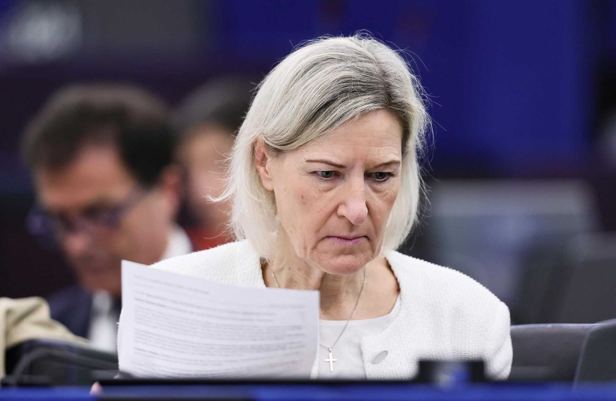 Stesse accuse di Le Pen, ma è del Ppe. E l’Eurocamera non leva l’immunità