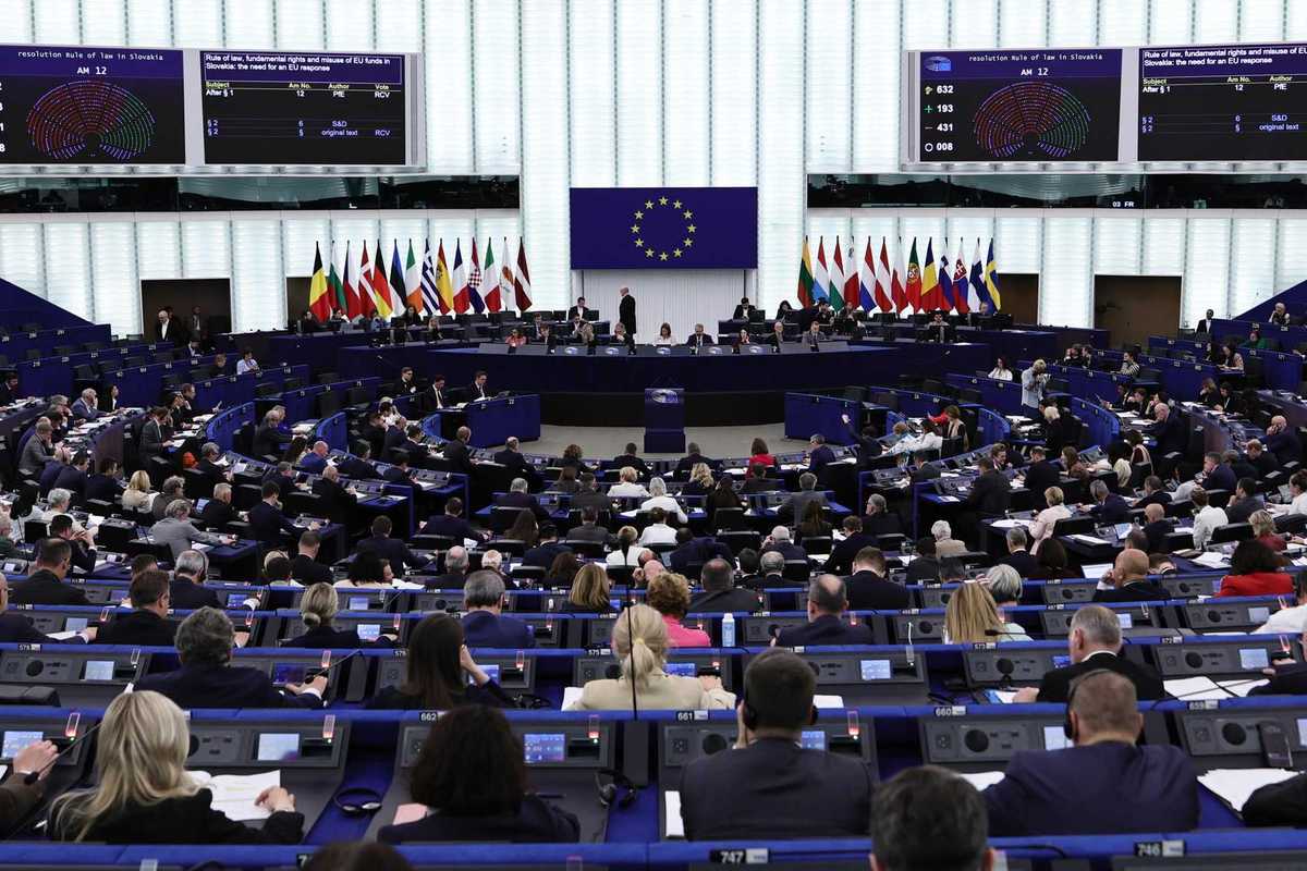 Deficit, energia, migranti. Il vero nemico si chiama Ue