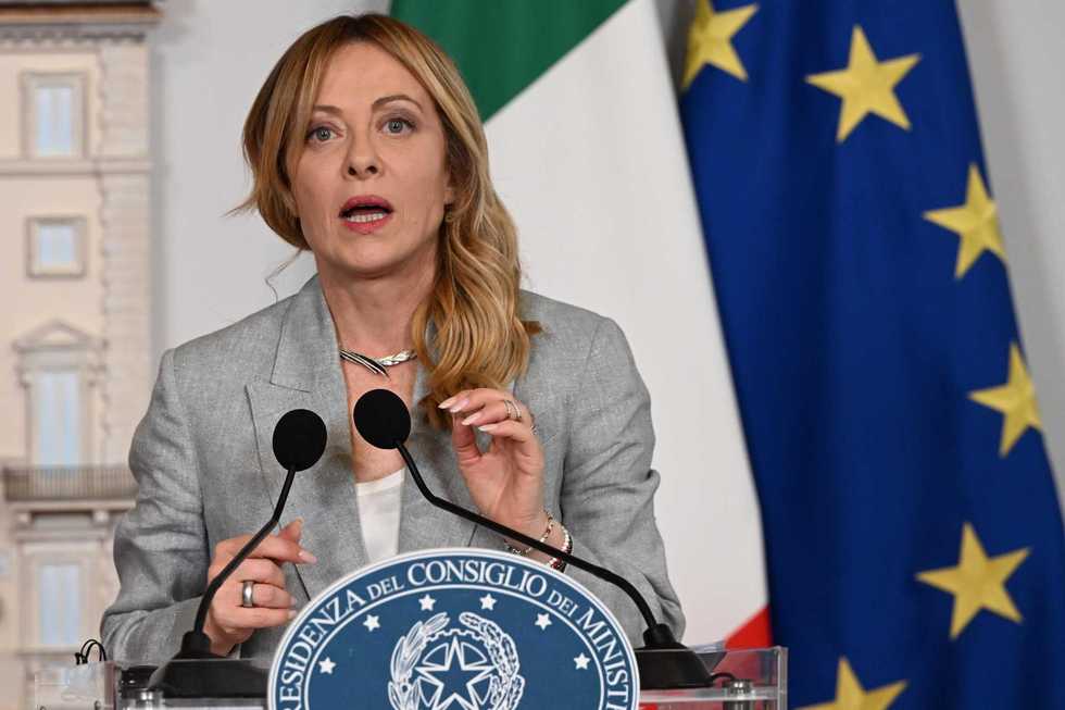 Meloni «grazia» Renzi per i poster «fascisti». Ma la sinistra sbraita: «Elogia Almirante»