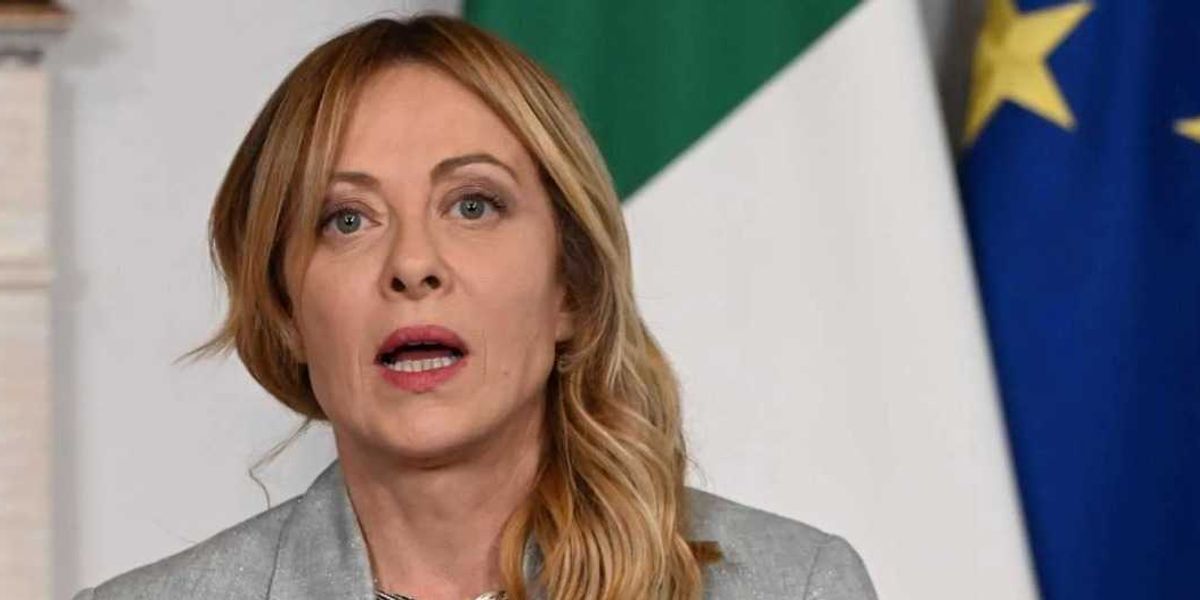 meloni grazia renzi per i poster fascisti ma la sinistra sbraita elogia almirante da Laverita.info meloni grazia renzi per i poster fascisti ma la sinistra sbraita elogia almirante