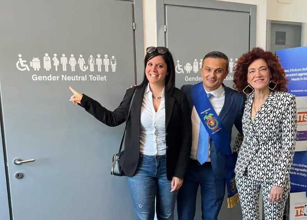 Mandano i disabili al bagno woke con Batman
