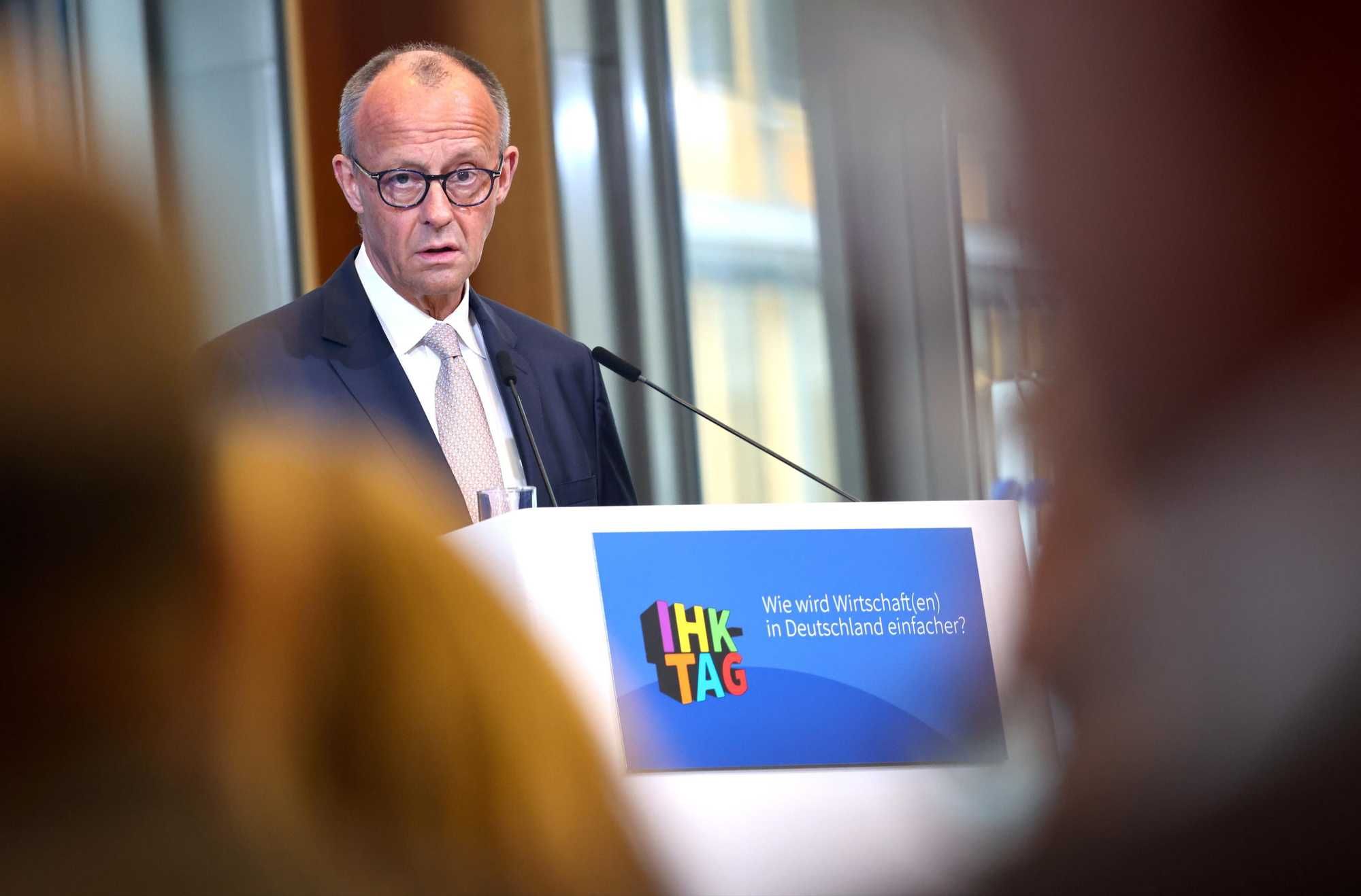 Merz in caduta libera, Afd decolla