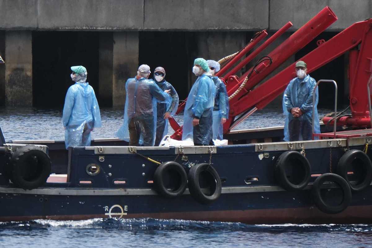 Sbarcano i passeggeri dalla nave dell’hantavirus: niente emergenze