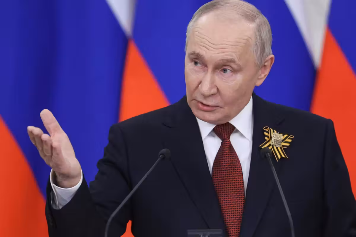 «Non ho mai rifiutato i negoziati con la Ue». Putin tende la mano ma Berlino lo attacca