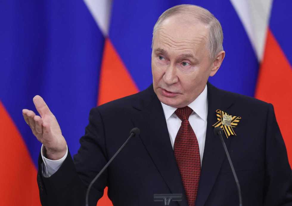 «Non ho mai rifiutato i negoziati con la Ue». Putin tende la mano ma Berlino lo attacca